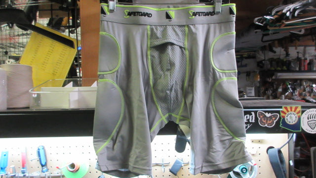 Load image into Gallery viewer, Used SafetGard Compression Shorts - Size Adult Large
