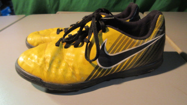 Load image into Gallery viewer, Used Nike Unisex Jr. Magistax Ola Ii Ic - Youth 4.5 Indoor Soccer Shoes
