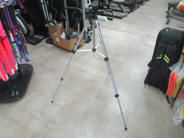 Load image into Gallery viewer, Used Davis &amp; Stanford Traveler Tripod w/ Carry Bag

