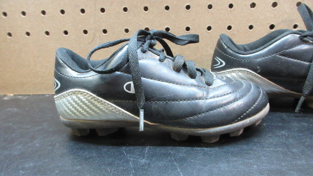 Load image into Gallery viewer, Used Champion Youth Cleats Size 11
