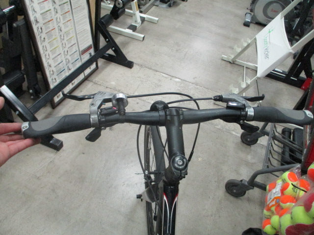 Load image into Gallery viewer, Used Trek 7.5 FX 24 Speed 700C Bicycle
