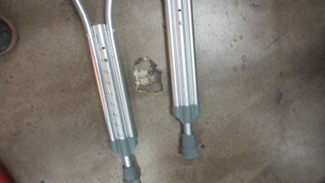 Load image into Gallery viewer, Used Aluminum 5&#39; 2&quot; - 5&#39; 10&quot; Crutches
