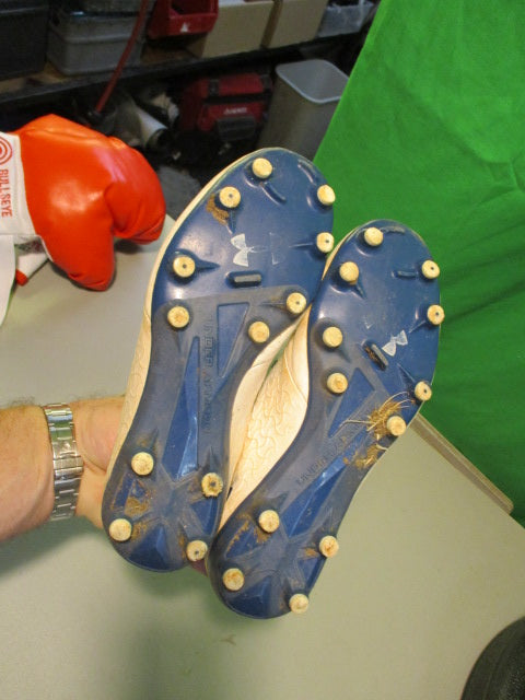 Load image into Gallery viewer, Used Under Armour Magnetico Soccer Shoes size 5
