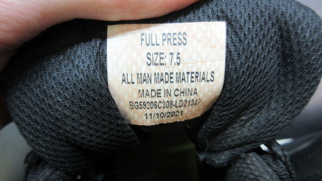 Load image into Gallery viewer, Used Under Armour Leadoff Baseball Cleats - Size 8
