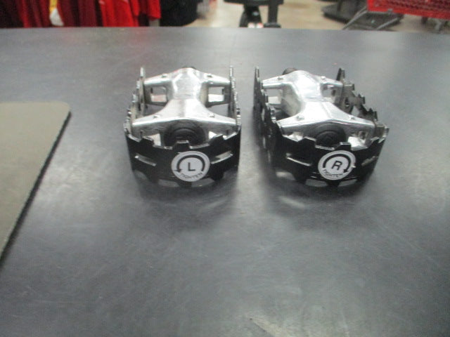 Load image into Gallery viewer, Used metal Bike Pedals
