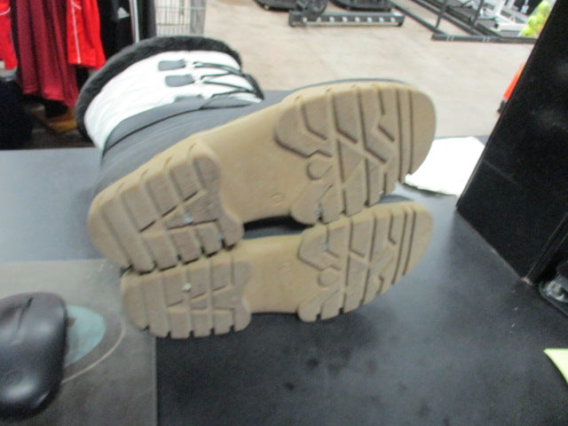 Load image into Gallery viewer, Used Winter Snow Boots Size Women 8
