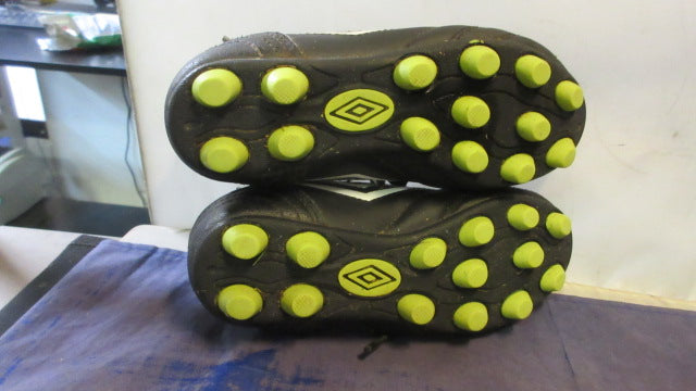 Load image into Gallery viewer, Used Umbro Soccer Cleats Youth Size 11
