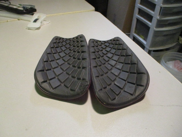 Load image into Gallery viewer, Used Nike Size XS 4&#39;7&quot; - 4&#39;11&quot; Soccer Shin Guards
