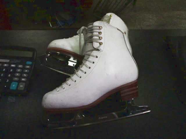 Load image into Gallery viewer, Used Jackson Figure Skates Freestyles 2190 with Aspire Blade Size 51/2C
