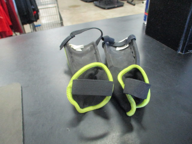 Load image into Gallery viewer, Used DSG Youth Medium 3'11" Soccer Shin Guards
