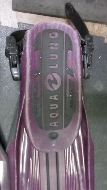 Load image into Gallery viewer, Used Aqua Lung Blades 2 24&quot; Swim Fins Adult Size Small - small wear on heels
