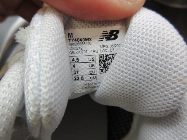 Load image into Gallery viewer, Like New New Balance 4040 v8 Youth Turf-Trainer - Size 4.5
