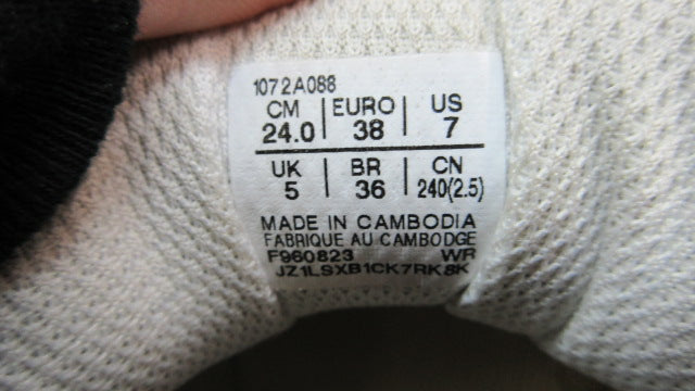 Load image into Gallery viewer, Used Asics Upcourt 5 Volleyball Shoes - Size 7
