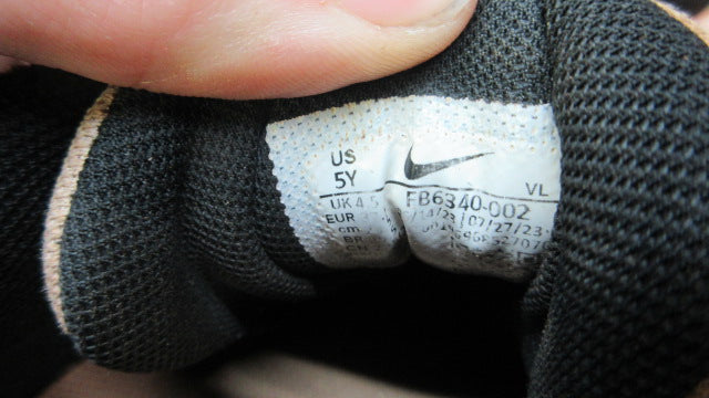Load image into Gallery viewer, Used Nike Trout Baseball Cleats - Size Youth 5 -
