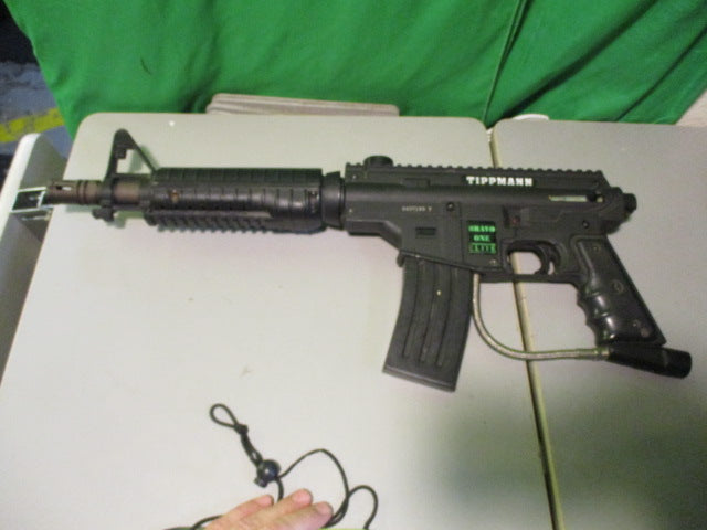Load image into Gallery viewer, Used Tippmann Bravo 1 Elite Painball Gun With Hopper
