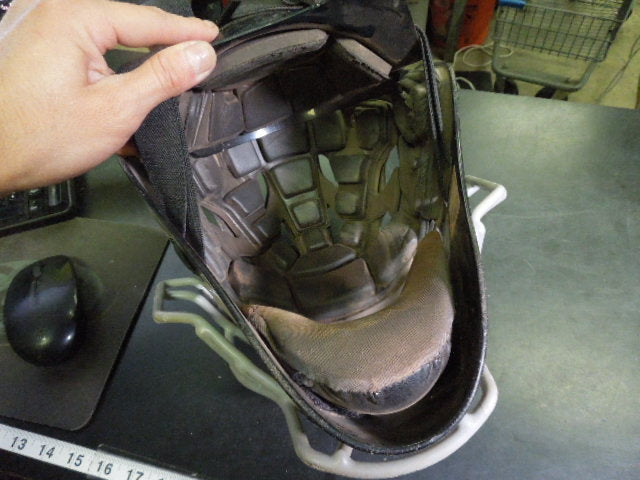 Load image into Gallery viewer, Used Louisville Slugger PG Series 5 Youth Catchers Helmet in Black
