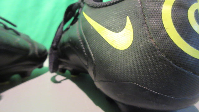 Load image into Gallery viewer, Used Nike Tiempo Youth 1Y Soccer Cleats
