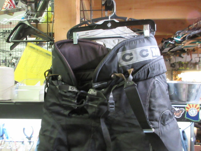 Load image into Gallery viewer, Used CCM Hockey Breezers - Adult
