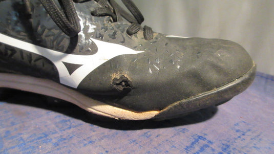 Used Mizuno Select Nine Cleats Youth Size 5 - hole