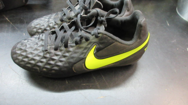 Load image into Gallery viewer, Used Nike Tiempo Size 3.5 Soccer Shoes
