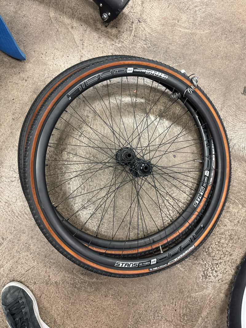 Load image into Gallery viewer, Used Pair Stans NoTubes Grail S1 Rim, Specialized Pathfinder Pro Tubeless Tire
