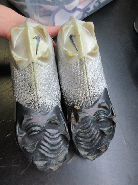 Load image into Gallery viewer, Used Nike Vapor Edge Speed 360 Football Cleats - Size 8
