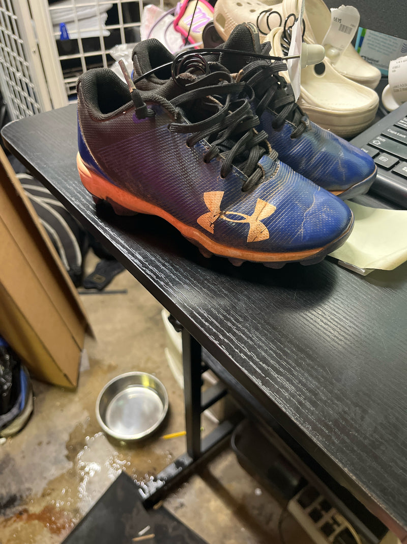 Load image into Gallery viewer, used Under Armour Cleats Size 1Y
