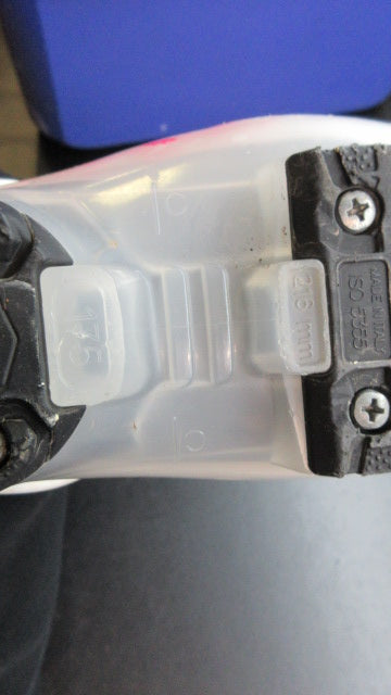 Load image into Gallery viewer, Used Axis Kids Ski Boots - Size Youth 10
