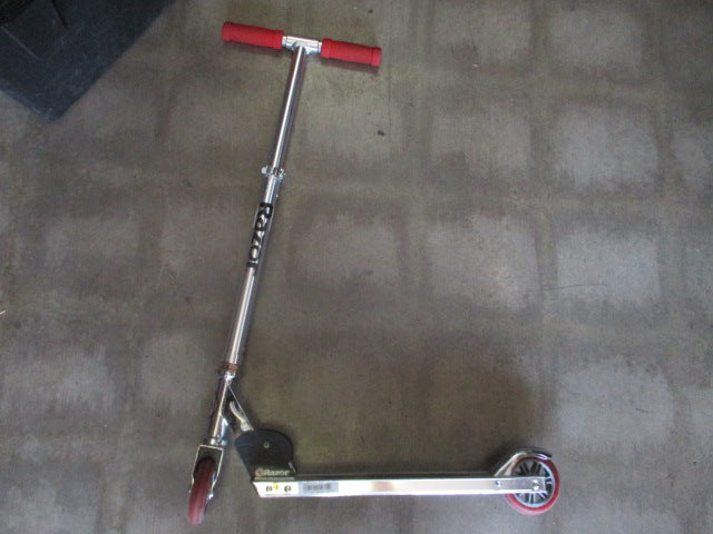 Load image into Gallery viewer, Used Razor Classic  Foldable Kids Scooter in Red
