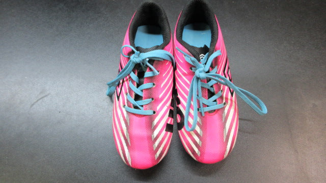 Load image into Gallery viewer, Used Umbro Soccer Cleats - Size Youth 11k
