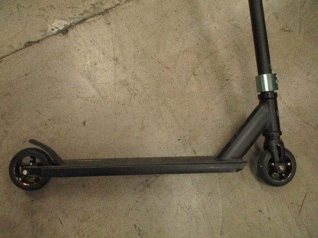 Load image into Gallery viewer, Used Fuzion X5 Trick Scooter (Needs New Grips)
