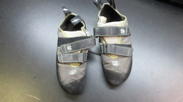 Load image into Gallery viewer, Used Evolve Defy Climbing Shoes - Size 8.5
