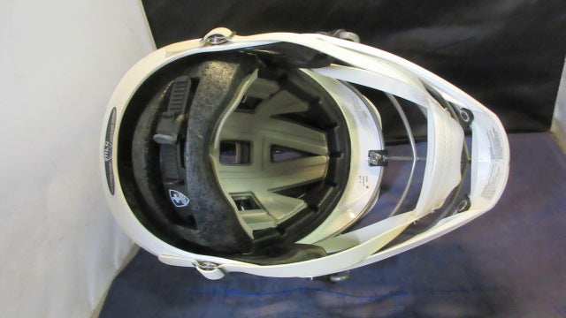 Load image into Gallery viewer, Used Cascade CPVR Lacrosse Helmet w/ Chinstrap Size M/L
