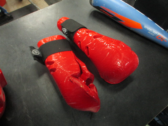 Load image into Gallery viewer, Used Sparring Gloves in Red
