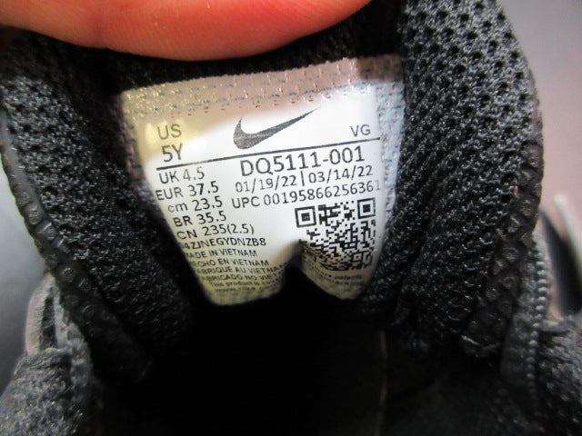 Load image into Gallery viewer, Used Nike Vapor Edge Shark 2 Football Cleats - Size Youth 5
