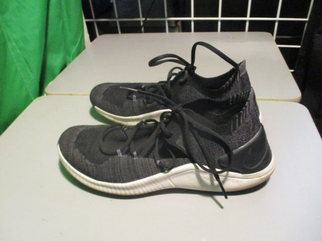 Load image into Gallery viewer, Used Nike Free Run Size 8.5 Running Shoes
