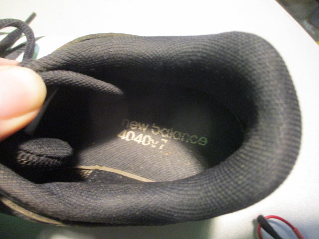 Load image into Gallery viewer, Used New Balance 4040v7 Size 5.5 Cleats
