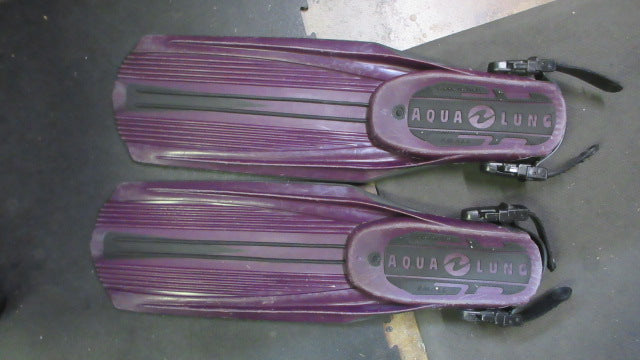 Load image into Gallery viewer, Used Aqua Lung Blades 2 24&quot; Swim Fins Adult Size Small - small wear on heels
