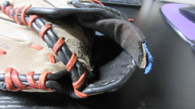 Load image into Gallery viewer, Used Mizuno Prospect Power Close 11&quot; Glove - LHT - broken strap

