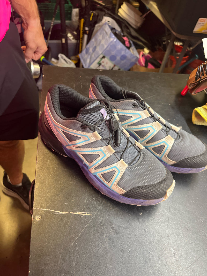 Load image into Gallery viewer, Used Salomon Size 5 Purple white and black Hiking shoes
