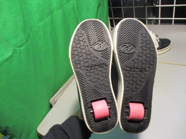 Load image into Gallery viewer, Used Heelys Size Youth 4
