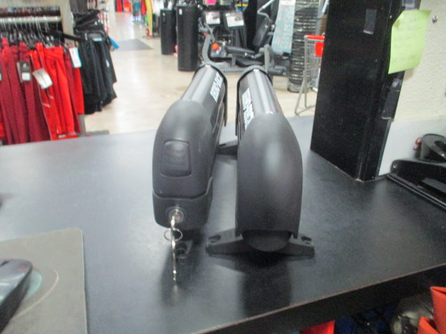 Load image into Gallery viewer, Used Rhino Rack For 3 Skis Or 2 Snowboard Missing Clamp Kit
