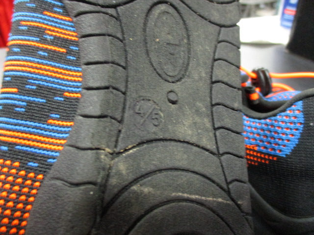Load image into Gallery viewer, Used OP Youth Water Shoes Size Y4/Y5

