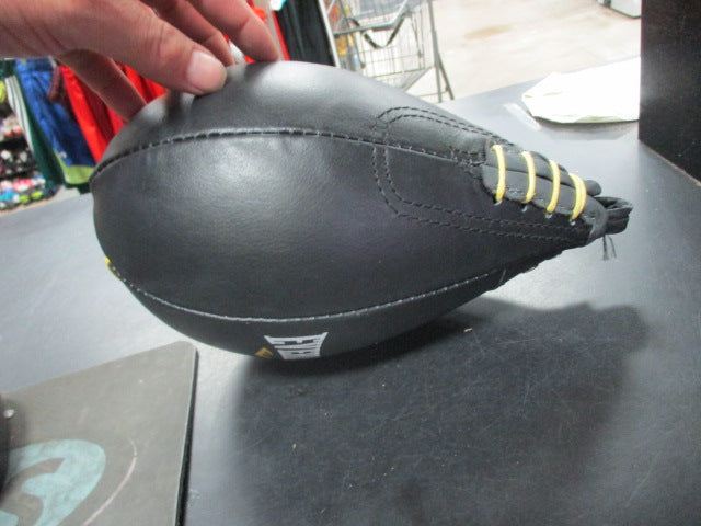 Load image into Gallery viewer, Used Everlast 4 LB Speed Bag
