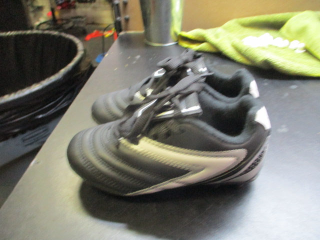 Load image into Gallery viewer, Vizari Verona Soccer Cleats Youth Size 9.5

