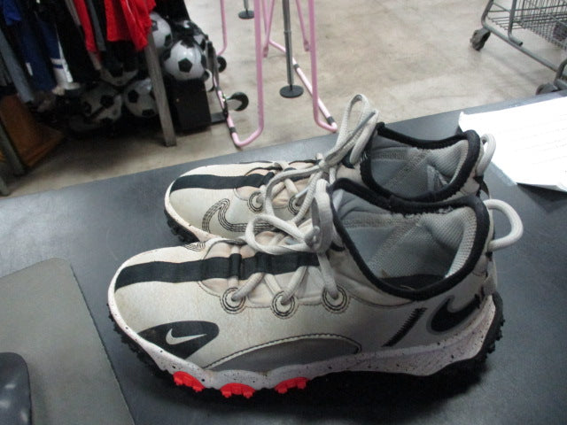 Load image into Gallery viewer, Used Nike Turf Shoes Size 2.5
