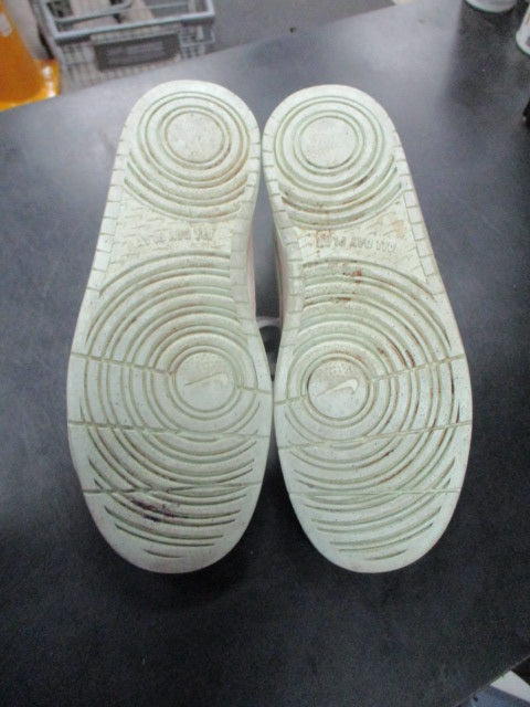 Load image into Gallery viewer, Used Nike court borough low size 6y
