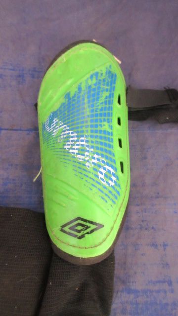 Load image into Gallery viewer, Used Umbro Shin Guards Size Youth - wear
