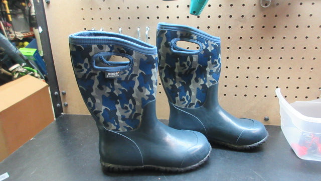 Load image into Gallery viewer, Used Bogs York Neo Camo Boys Rainboots - Size 2
