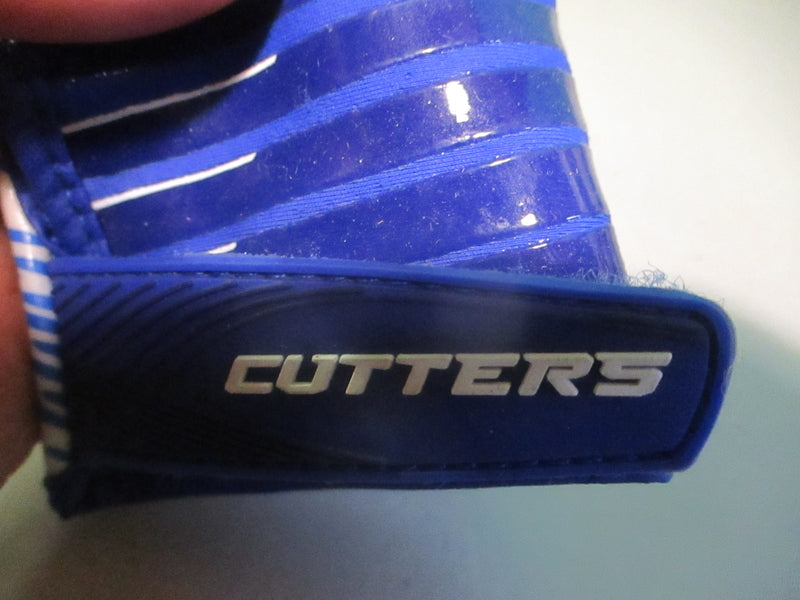 Load image into Gallery viewer, Used Cutters REV 3.0 Youth Medium Football Glove - LH
